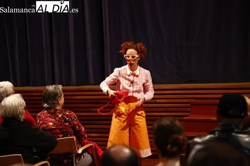 La gala de cabaret ha clausurado este martes el Encuentro de Payasas en Salamanca. Fotos: David Dañudo