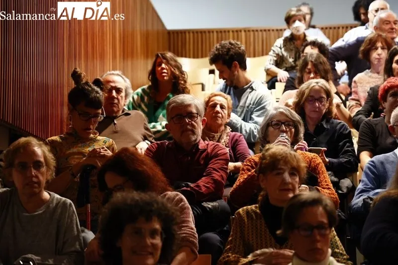 La gala de cabaret ha clausurado este martes el Encuentro de Payasas en Salamanca. Fotos: David Dañudo