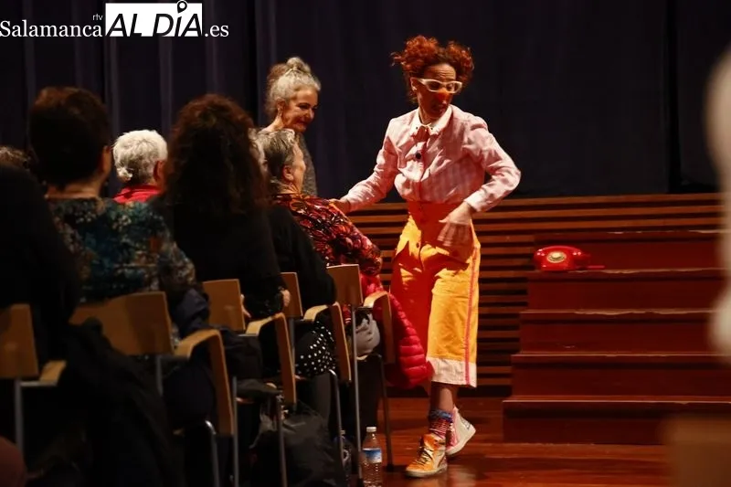 La gala de cabaret ha clausurado este martes el Encuentro de Payasas en Salamanca. Fotos: David Dañudo