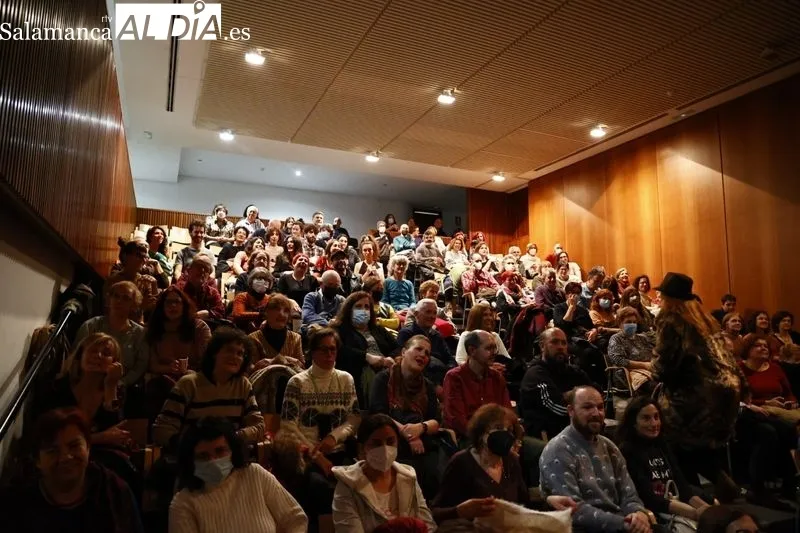 La gala de cabaret ha clausurado este martes el Encuentro de Payasas en Salamanca. Fotos: David Dañudo