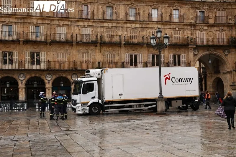 Imágenes de la rueda y el arreglo en la Plaza Mayor de Salamanca. Fotos: David Sañudo