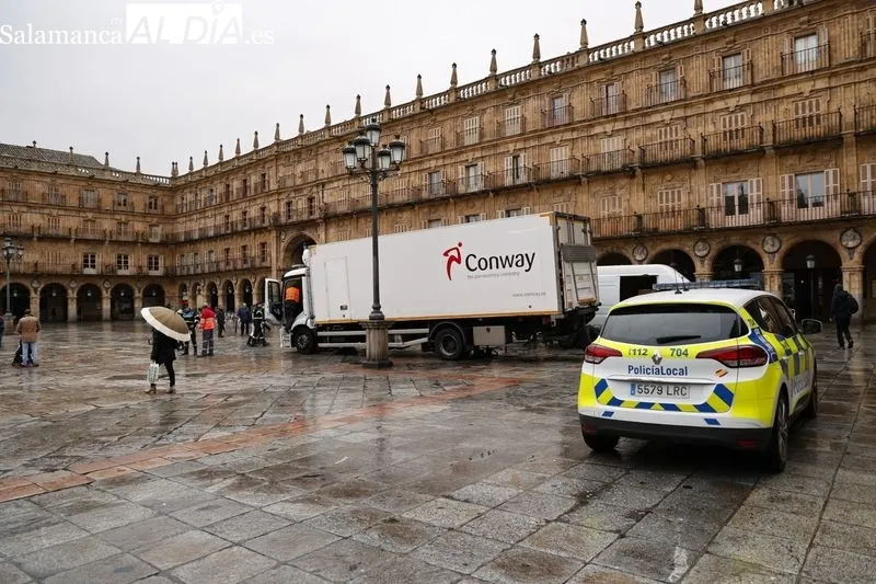 Imágenes de la rueda y el arreglo en la Plaza Mayor de Salamanca. Fotos: David Sañudo