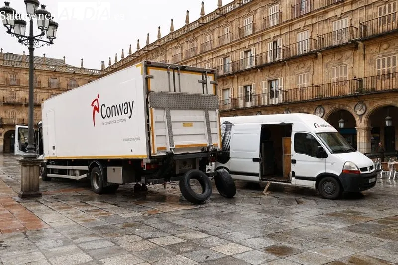 Imágenes de la rueda y el arreglo en la Plaza Mayor de Salamanca. Fotos: David Sañudo