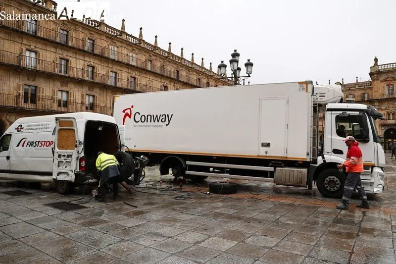 Imágenes de la rueda y el arreglo en la Plaza Mayor de Salamanca. Fotos: David Sañudo