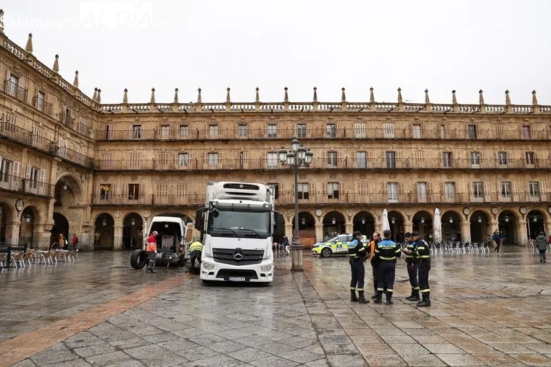 Imágenes de la rueda y el arreglo en la Plaza Mayor de Salamanca. Fotos: David Sañudo