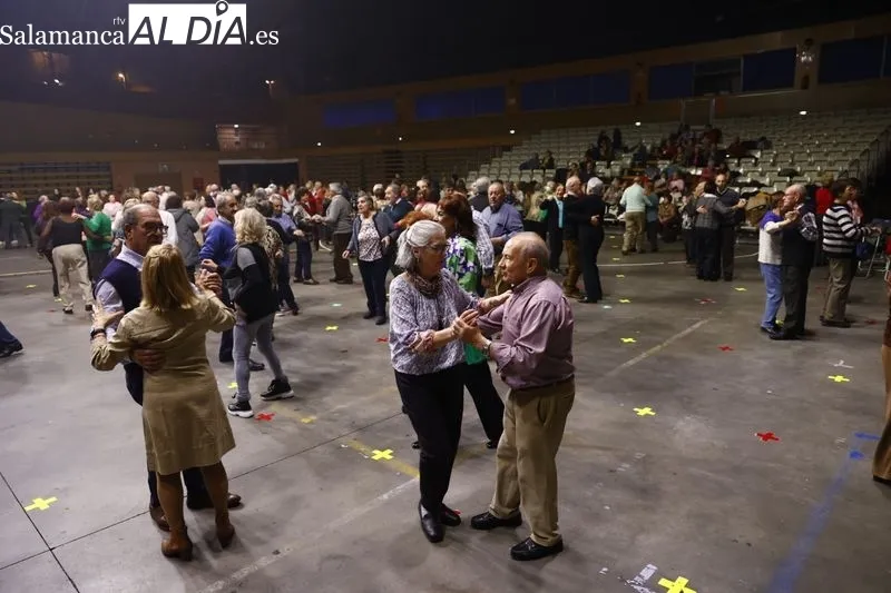 Baile con chocolatada para los mayores en el Multiusos. Fotos: David Sañudo