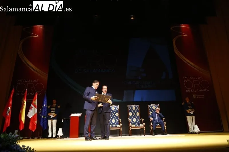 Foto 10 - La Hermandad de Donantes de Sangre y El Casino reciben las Medallas de Oro de Salamanca