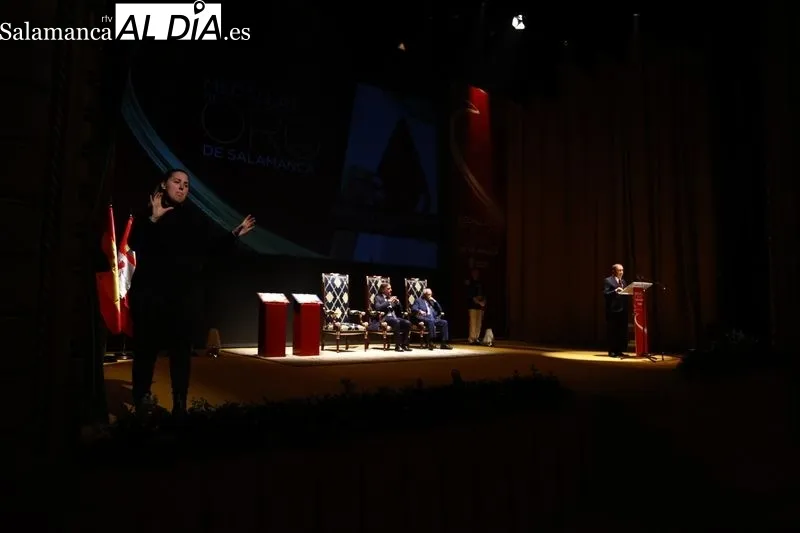 Foto 4 - La Hermandad de Donantes de Sangre y El Casino reciben las Medallas de Oro de Salamanca