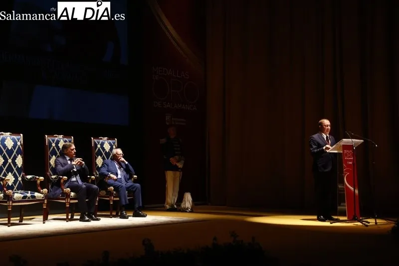 Foto 3 - La Hermandad de Donantes de Sangre y El Casino reciben las Medallas de Oro de Salamanca