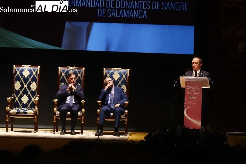 Foto 2 - La Hermandad de Donantes de Sangre y El Casino reciben las Medallas de Oro de Salamanca