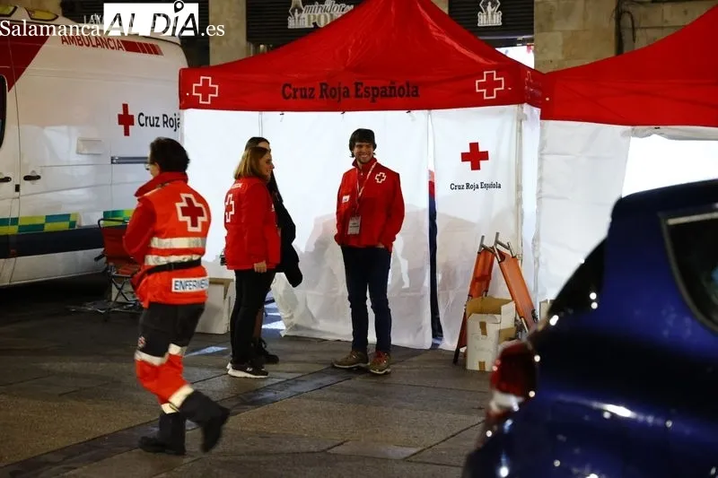 Policía, Guardia Civil y Cruz Roja vigilan por la seguridad de la Nochevieja Universitaria. Fotos: David Sañudo