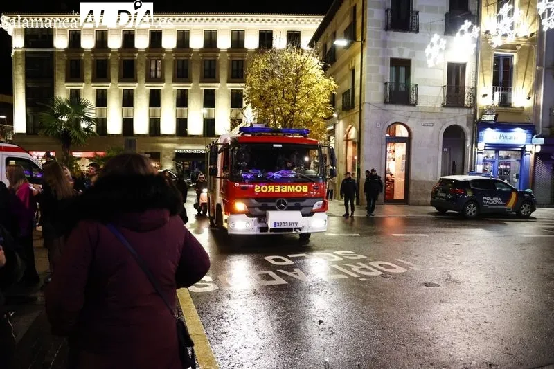 Policía, Guardia Civil y Cruz Roja vigilan por la seguridad de la Nochevieja Universitaria. Fotos: David Sañudo