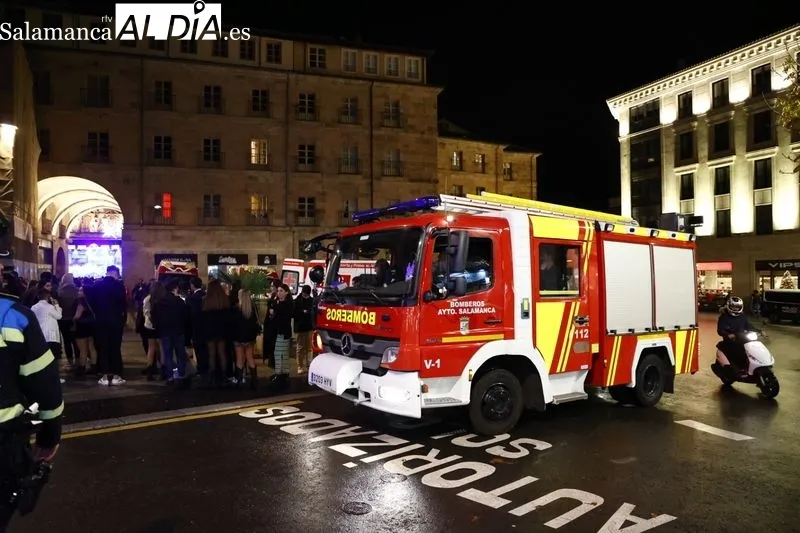Policía, Guardia Civil y Cruz Roja vigilan por la seguridad de la Nochevieja Universitaria. Fotos: David Sañudo