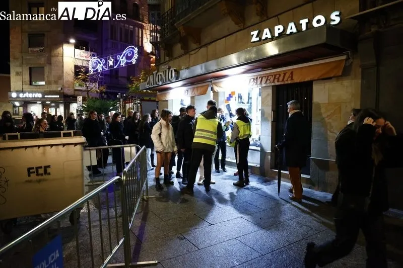Policía, Guardia Civil y Cruz Roja vigilan por la seguridad de la Nochevieja Universitaria. Fotos: David Sañudo