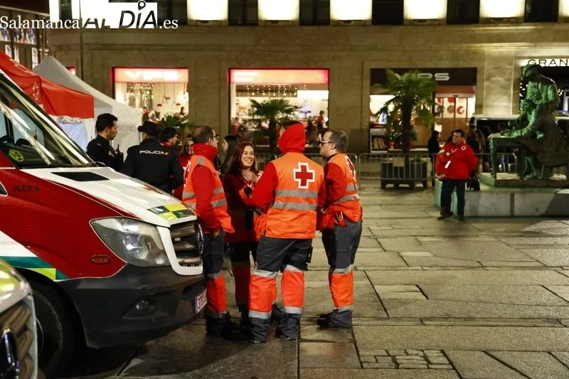 Policía, Guardia Civil y Cruz Roja vigilan por la seguridad de la Nochevieja Universitaria. Fotos: David Sañudo