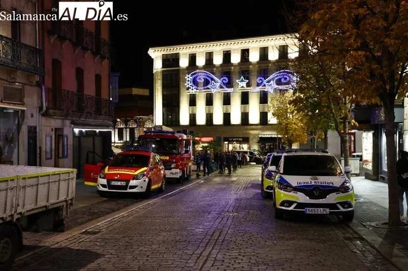 Policía, Guardia Civil y Cruz Roja vigilan por la seguridad de la Nochevieja Universitaria. Fotos: David Sañudo