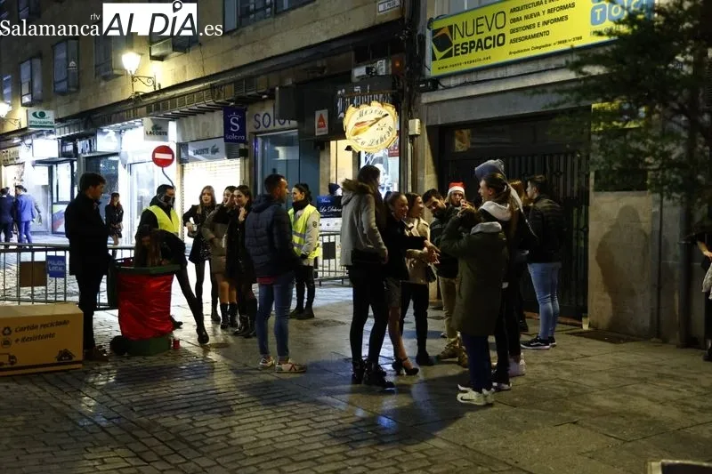 Policía, Guardia Civil y Cruz Roja vigilan por la seguridad de la Nochevieja Universitaria. Fotos: David Sañudo