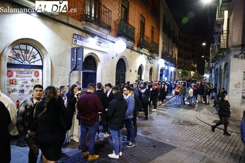 Imágenes de la Plaza Mayor y de los aledaños tras las campanadas. Fotos: David Sañudo