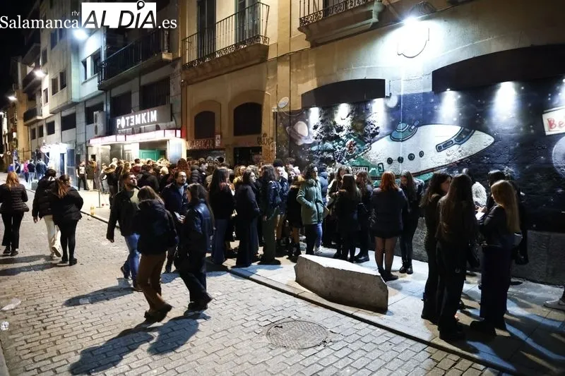 Imágenes de la Plaza Mayor y de los aledaños tras las campanadas. Fotos: David Sañudo