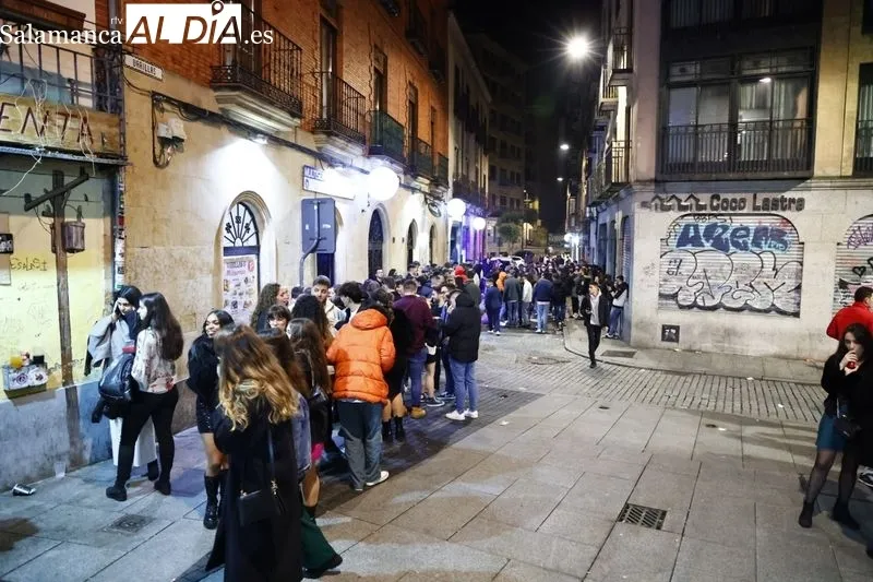 Imágenes de la Plaza Mayor y de los aledaños tras las campanadas. Fotos: David Sañudo
