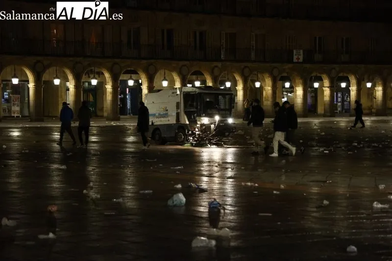 Imágenes de la Plaza Mayor y de los aledaños tras las campanadas. Fotos: David Sañudo