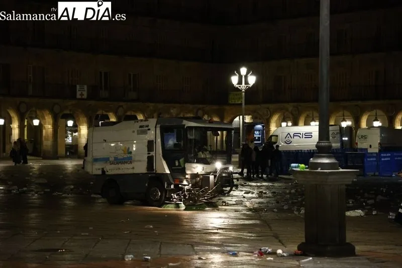 Imágenes de la Plaza Mayor y de los aledaños tras las campanadas. Fotos: David Sañudo