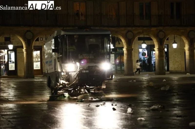 Imágenes de la Plaza Mayor y de los aledaños tras las campanadas. Fotos: David Sañudo