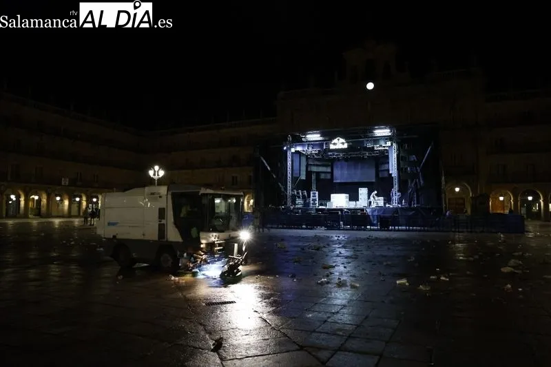 Imágenes de la Plaza Mayor y de los aledaños tras las campanadas. Fotos: David Sañudo