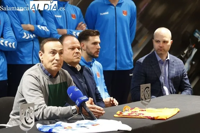 Foto 3 - Adarsa Salamanca acoge la presentaci&oacute;n del equipo de baloncesto de Primera Nacional del CD Carbajosa 