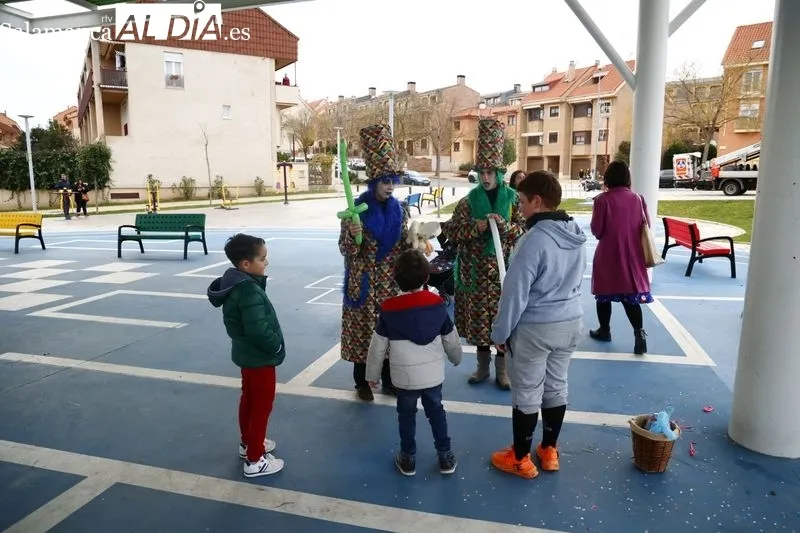 Animación infantil con el grupo Kamaru en la plaza de Huerta Otea. Fotos: David Sañudo