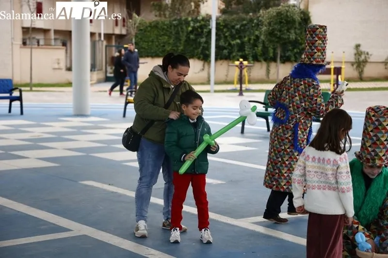 Animación infantil con el grupo Kamaru en la plaza de Huerta Otea. Fotos: David Sañudo