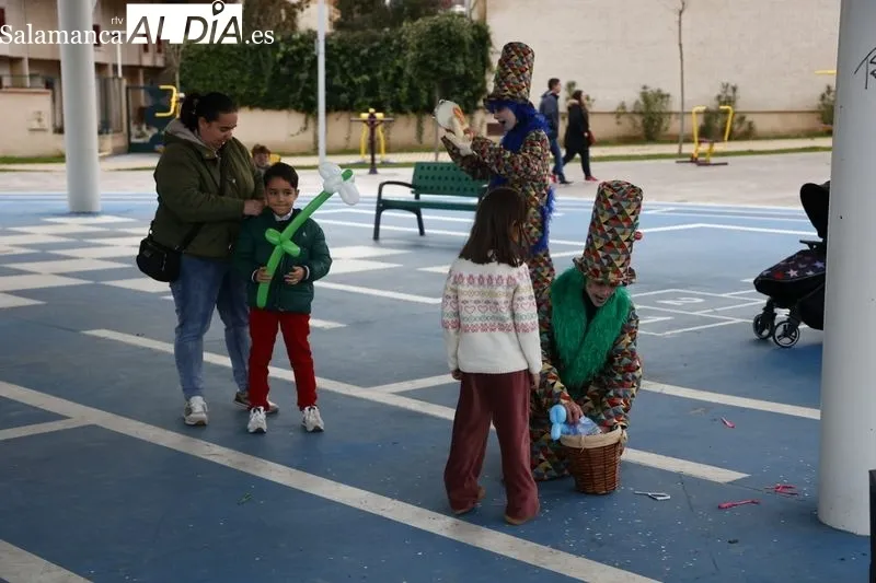 Animación infantil con el grupo Kamaru en la plaza de Huerta Otea. Fotos: David Sañudo