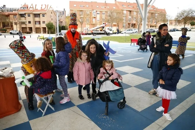Animación infantil con el grupo Kamaru en la plaza de Huerta Otea. Fotos: David Sañudo