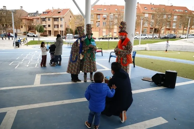 Animación infantil con el grupo Kamaru en la plaza de Huerta Otea. Fotos: David Sañudo
