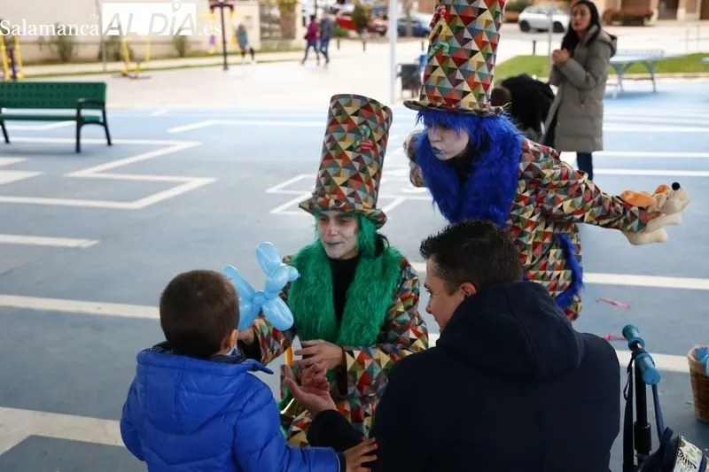 Animación infantil con el grupo Kamaru en la plaza de Huerta Otea. Fotos: David Sañudo