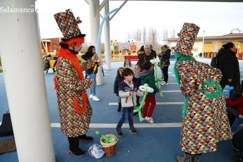 Animación infantil con el grupo Kamaru en la plaza de Huerta Otea. Fotos: David Sañudo
