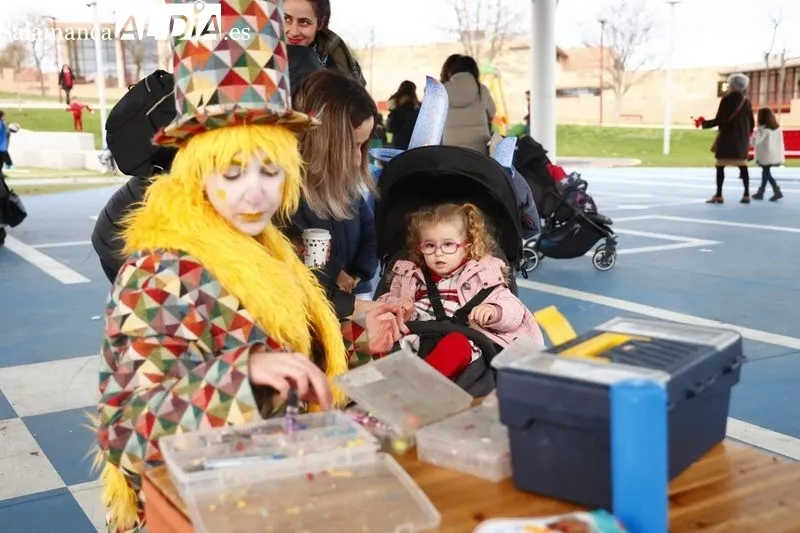 Animación infantil con el grupo Kamaru en la plaza de Huerta Otea. Fotos: David Sañudo