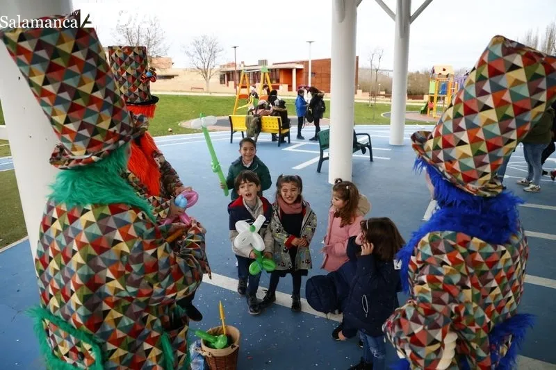 Animación infantil con el grupo Kamaru en la plaza de Huerta Otea. Fotos: David Sañudo