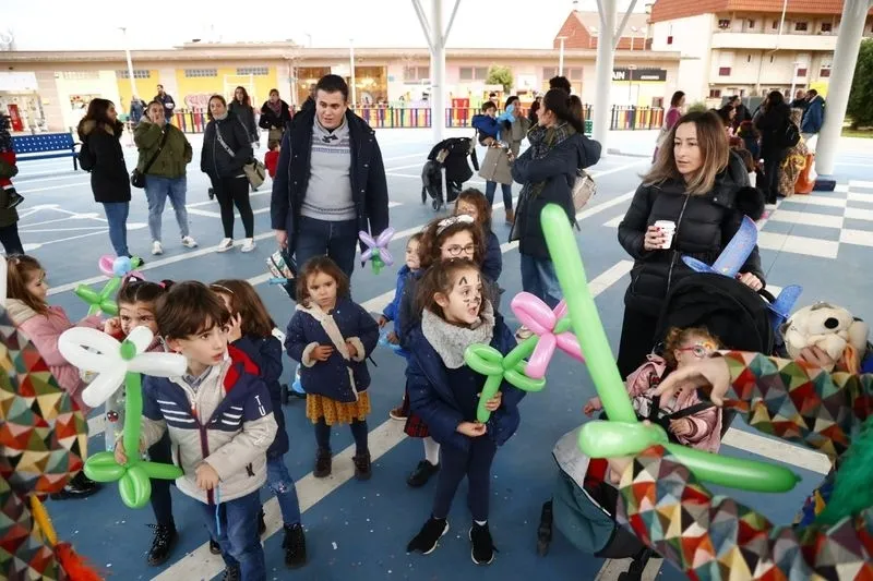 Animación infantil con el grupo Kamaru en la plaza de Huerta Otea. Fotos: David Sañudo