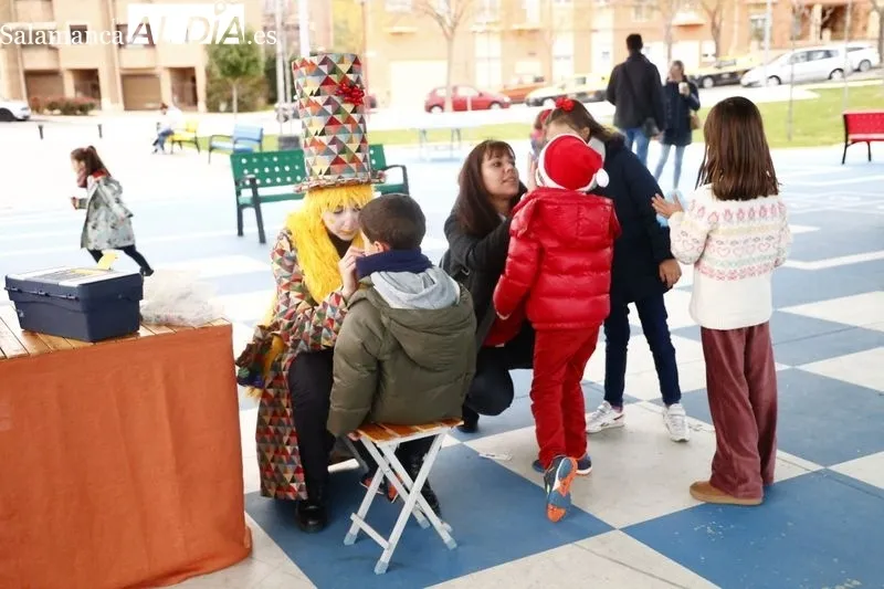 Animación infantil con el grupo Kamaru en la plaza de Huerta Otea. Fotos: David Sañudo