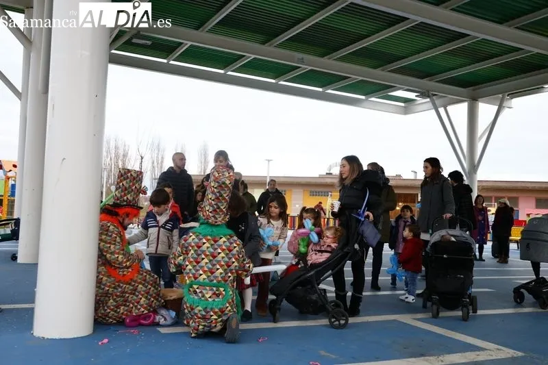 Animación infantil con el grupo Kamaru en la plaza de Huerta Otea. Fotos: David Sañudo