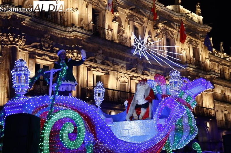 Papá Noel inunda de magia e ilusión las calles de Salamanca