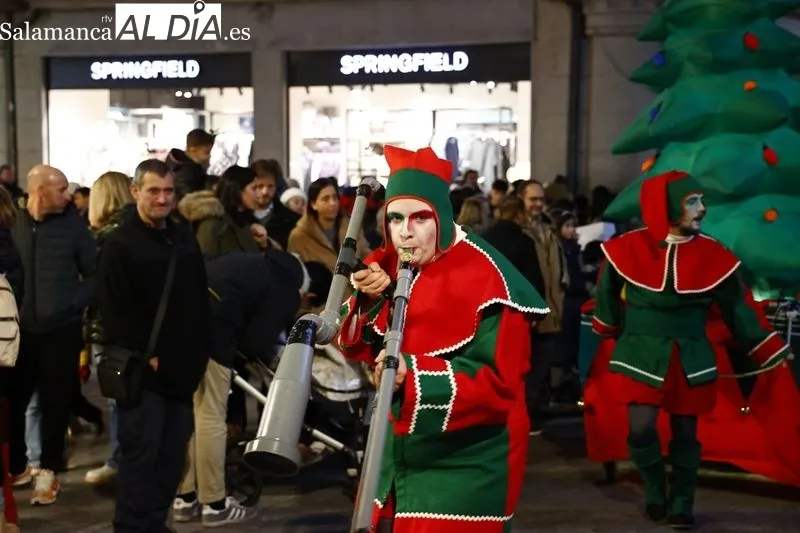 Pasacalles navideño con Kamaru Teatro en la plaza del Liceo. Fotos: David Sañudo