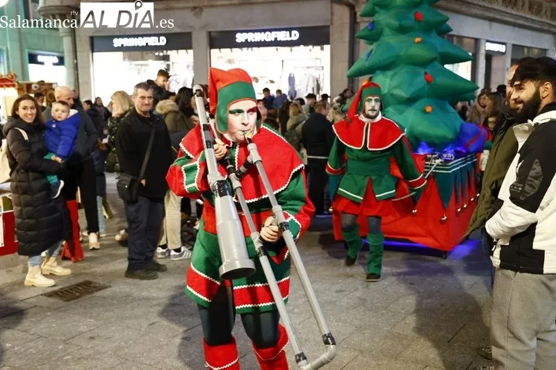 Pasacalles navideño con Kamaru Teatro en la plaza del Liceo. Fotos: David Sañudo