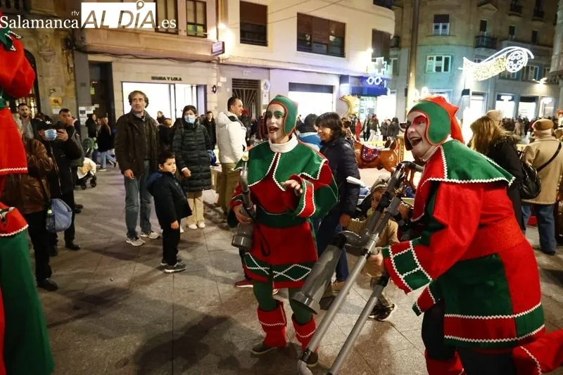 Pasacalles navideño con Kamaru Teatro en la plaza del Liceo. Fotos: David Sañudo