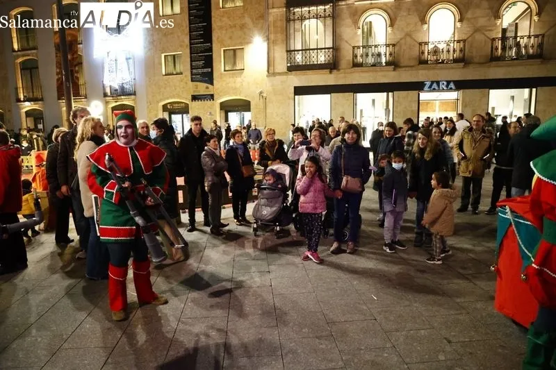 Pasacalles navideño con Kamaru Teatro en la plaza del Liceo. Fotos: David Sañudo