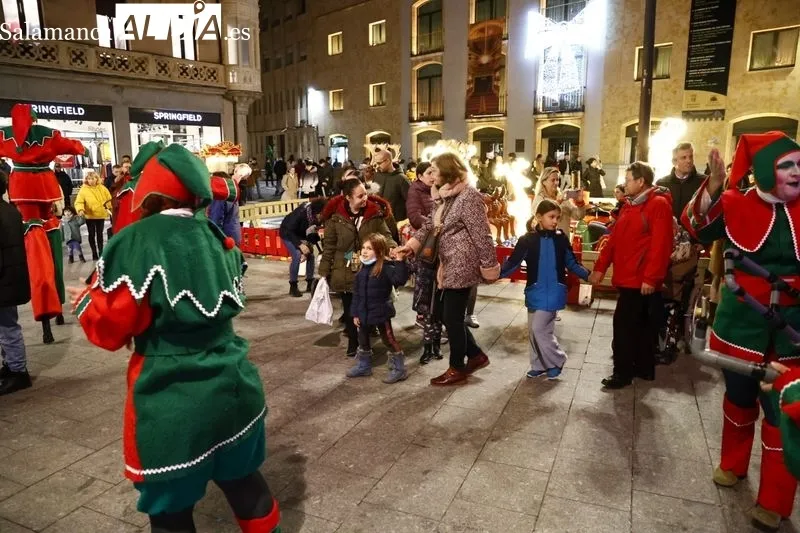 Pasacalles navideño con Kamaru Teatro en la plaza del Liceo. Fotos: David Sañudo