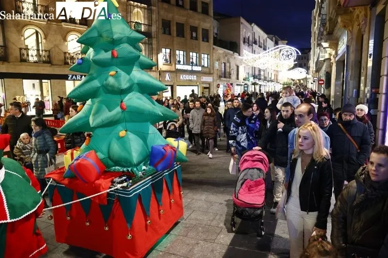 Pasacalles navideño con Kamaru Teatro en la plaza del Liceo. Fotos: David Sañudo