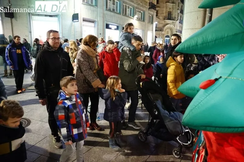 Pasacalles navideño con Kamaru Teatro en la plaza del Liceo. Fotos: David Sañudo