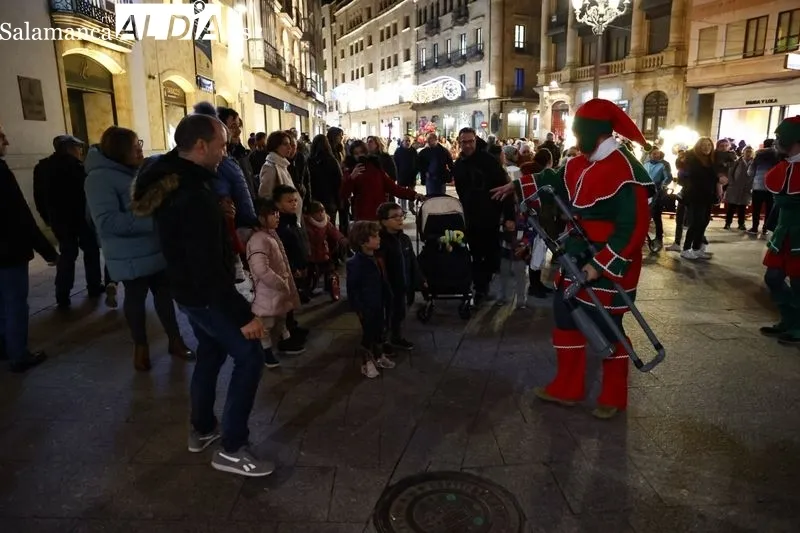Pasacalles navideño con Kamaru Teatro en la plaza del Liceo. Fotos: David Sañudo